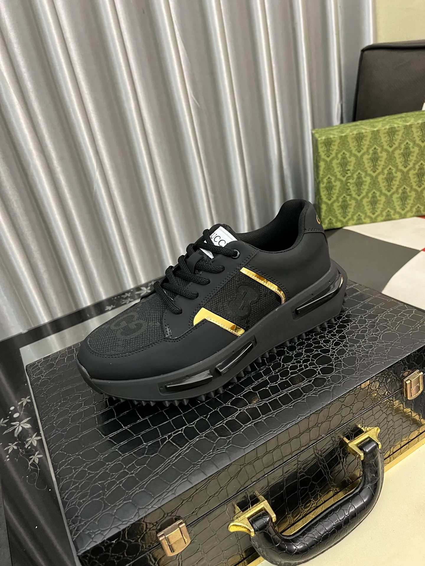 Men's Men's Shoes 💰458⌚️⌚️【GUCCI】Gucci men's latest white shoe series casual shoes! The official website is built 1:1. Upper: Made of imported cowhide, with electric embroidery ➕Inner lining: Made of high-quality first-layer pigskin, soft and comfortable. Picky material selection and exquisite workmanship give you the best enjoyment. Size: 38-44 yards, 4️⃣ colors available.